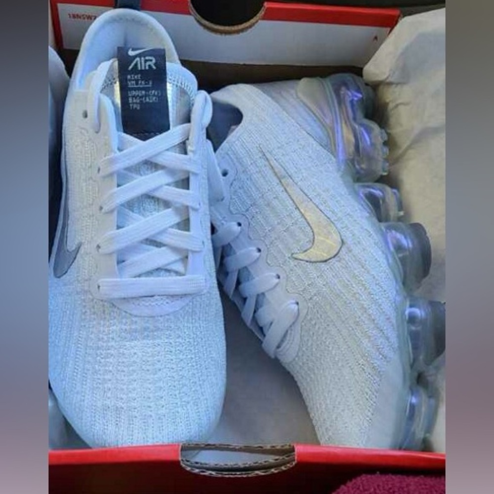 Nike Air Vapormax Flyknit 3 (GS), White & Silver, Size 3.5Y, Brand New.